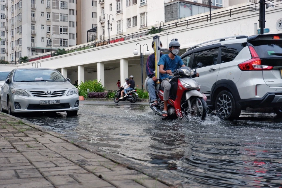 Khu 'nha giau' TP.HCM thuong xuyen ngap, sao gia nha van tang nong? hinh anh