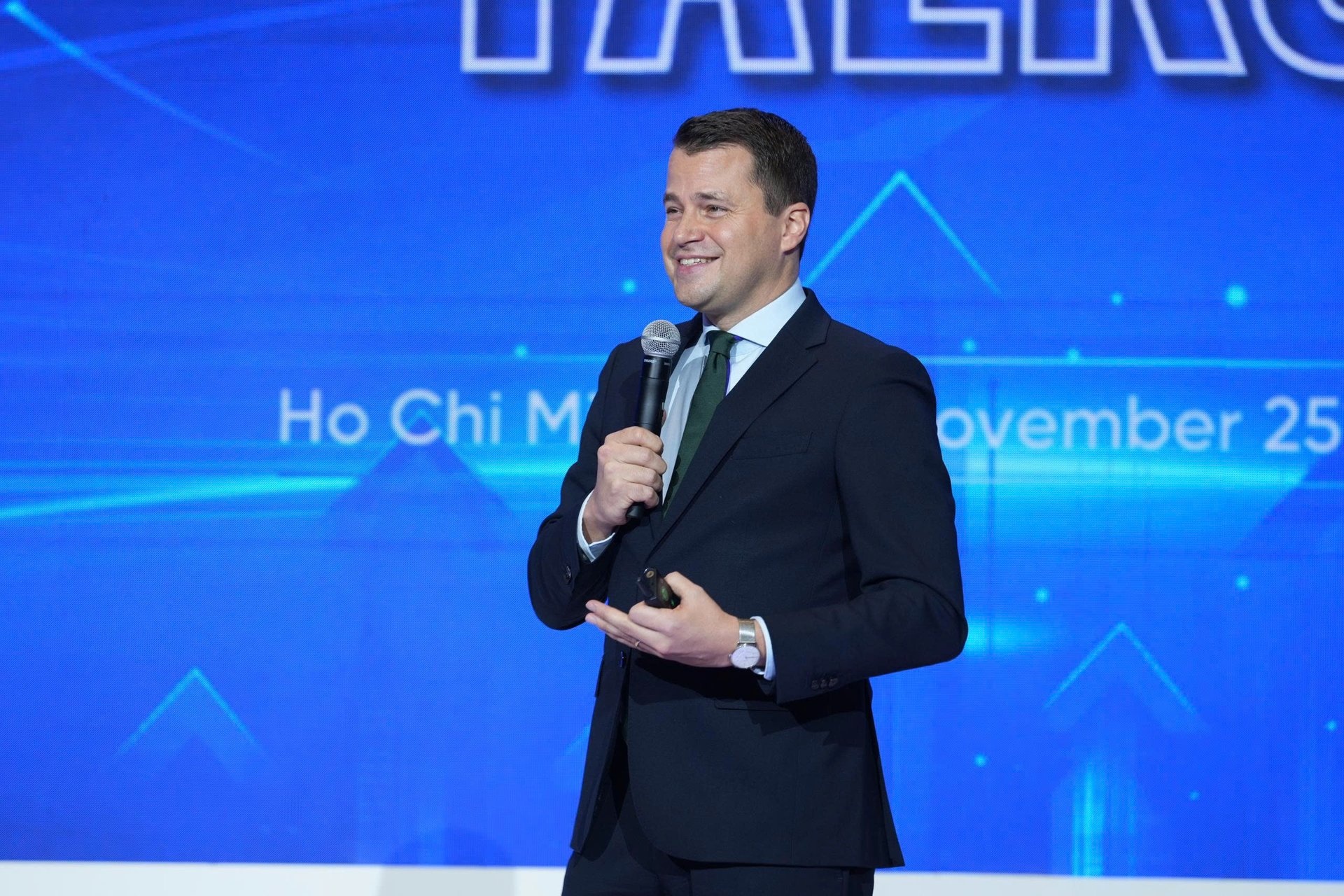 Giam doc dieu hanh WEF: Nguoi tre phai hoc cach hop tac voi may moc hinh anh