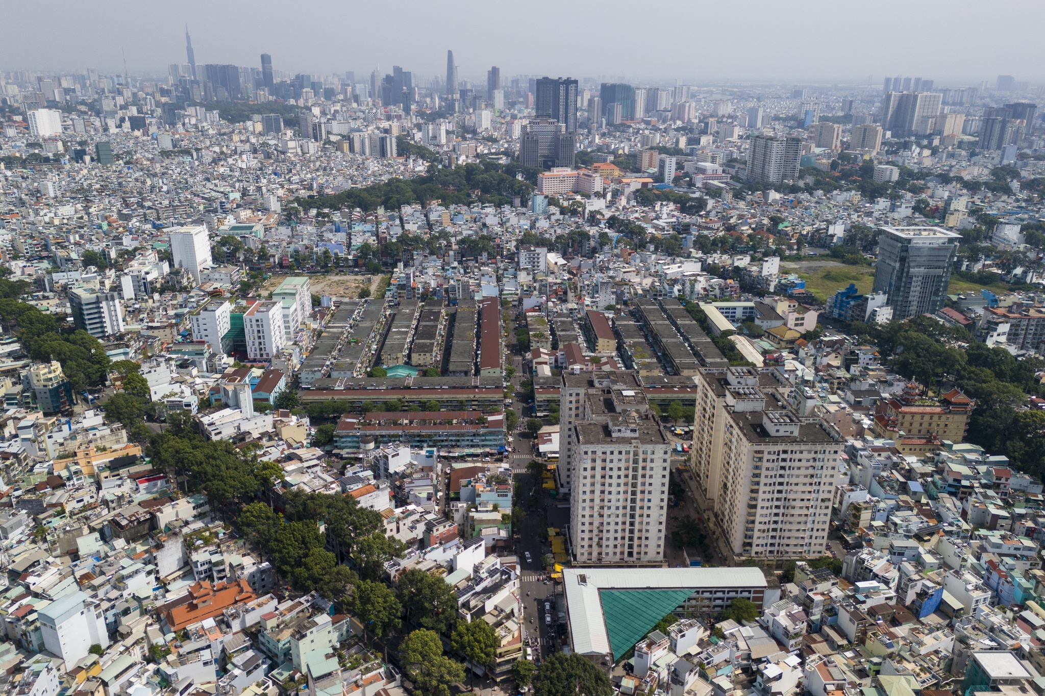 23 lo chung cu hon 50 nam tuoi giua trung tam TP.HCM cho xay moi hinh anh