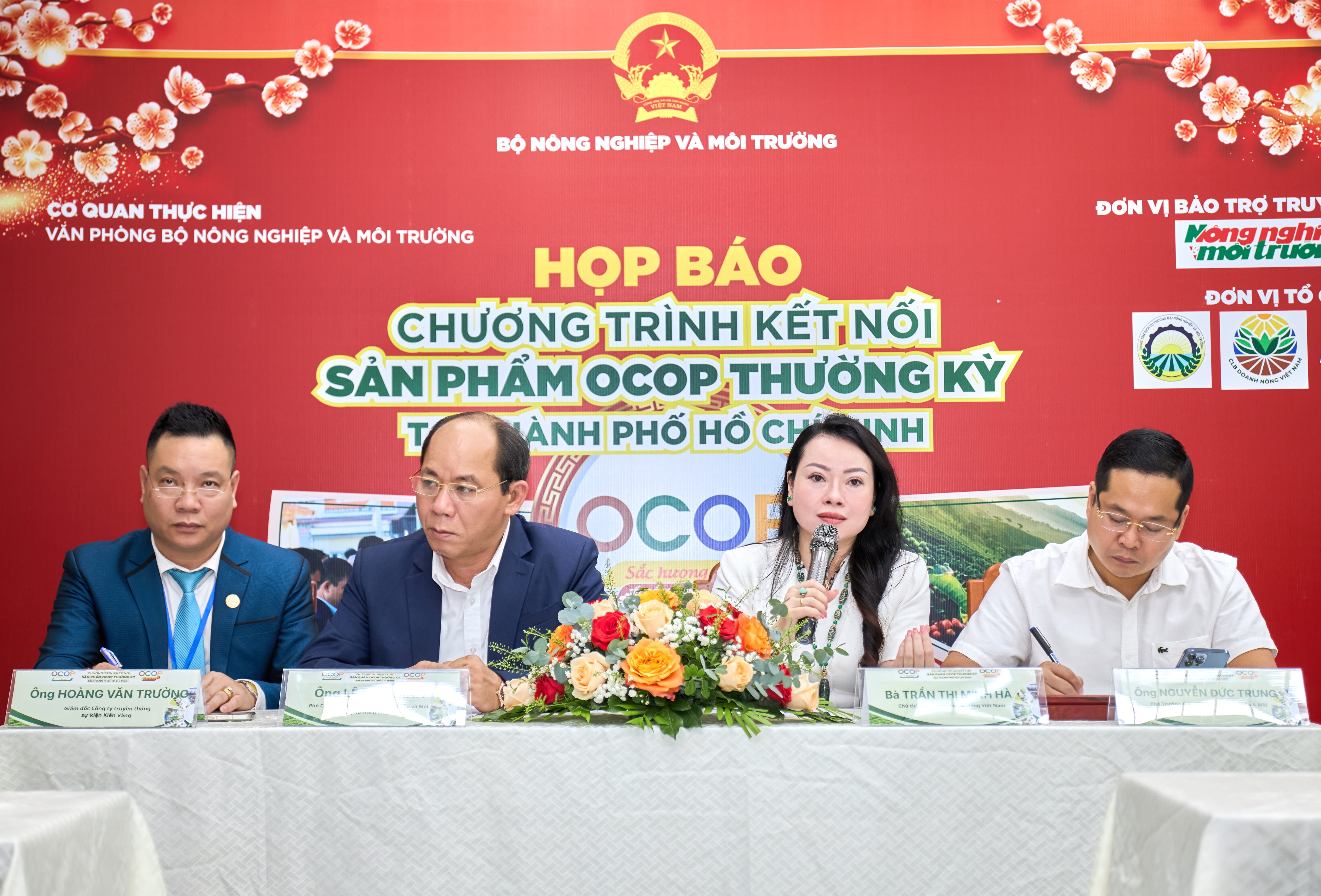 Nguoi TP.HCM sap duoc mua qua Tet OCOP gia uu dai hinh anh