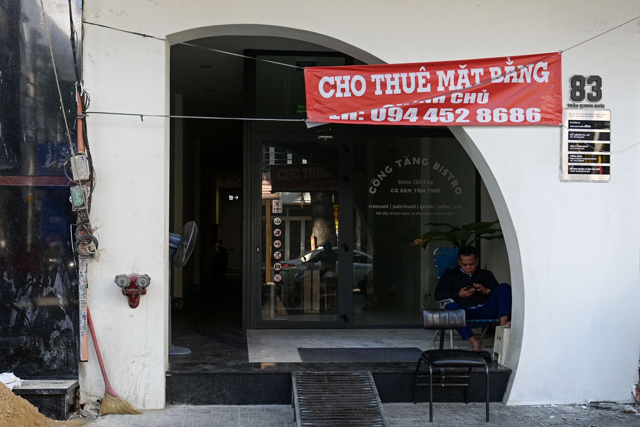 Hang quan chat vat bam tru mat duong TP.HCM hinh anh