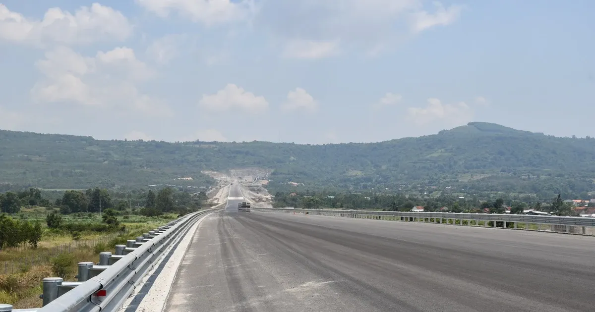 De xuat dung thong xe cao toc Chi Thanh - Van Phong dip Tet hinh anh