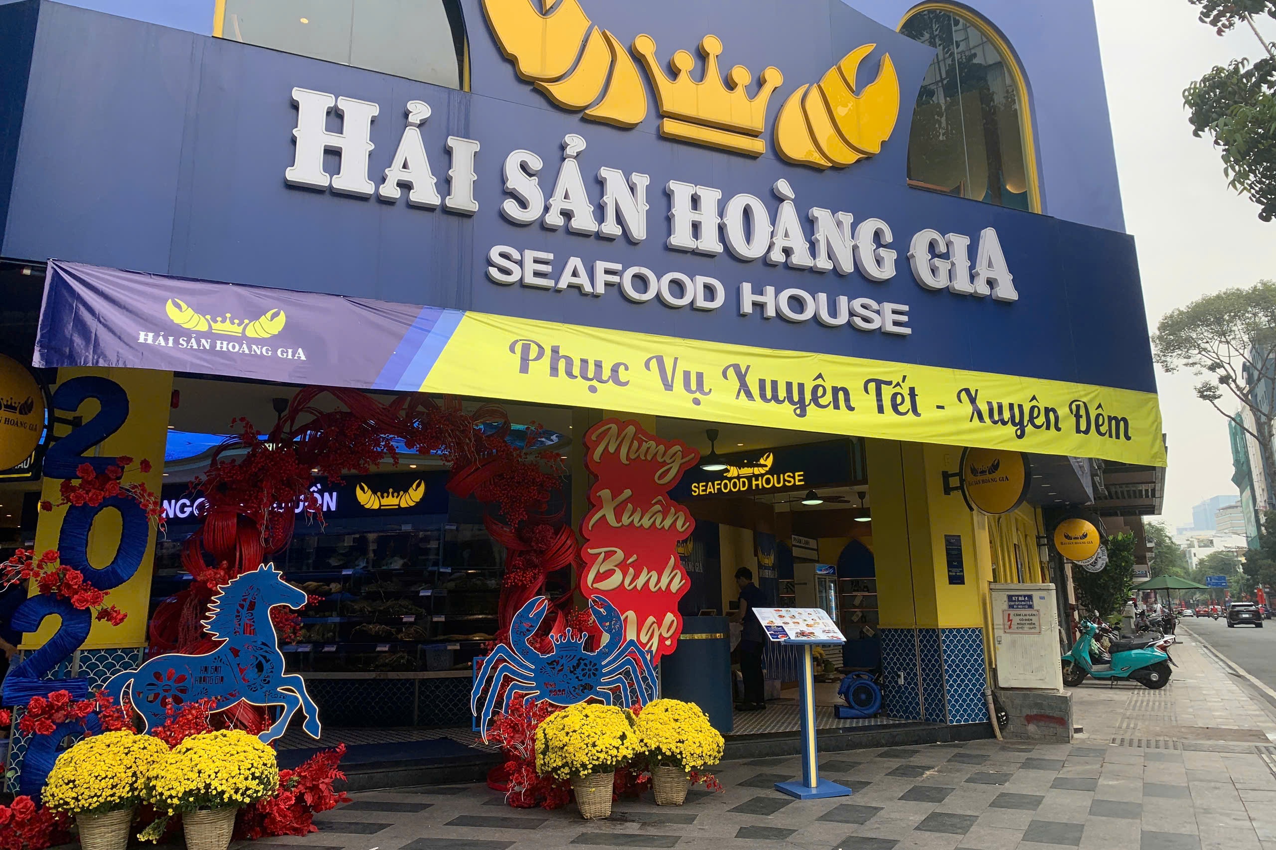 Chuoi nha hang, ca phe TP.HCM mo cua xuyen Tet hinh anh