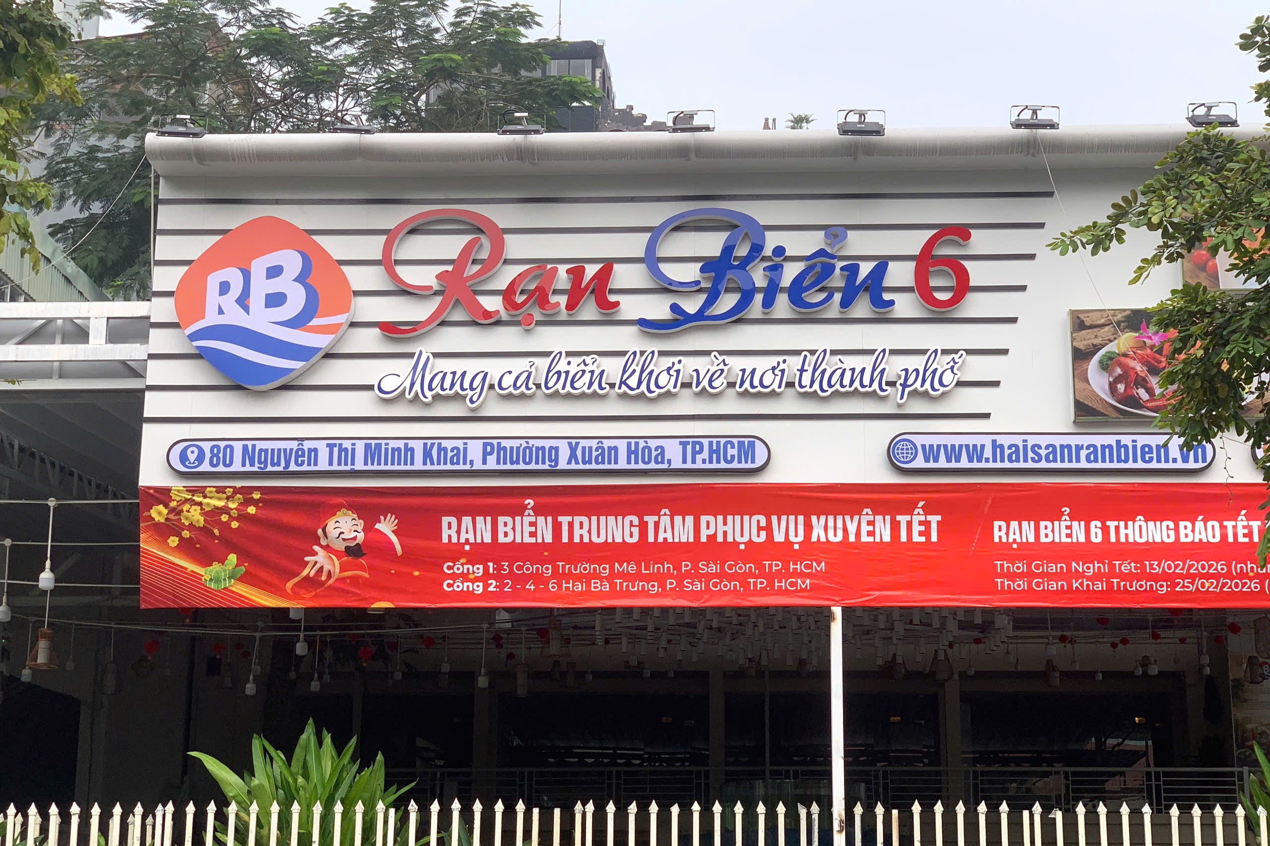 mo cua xuyen dem anh 1