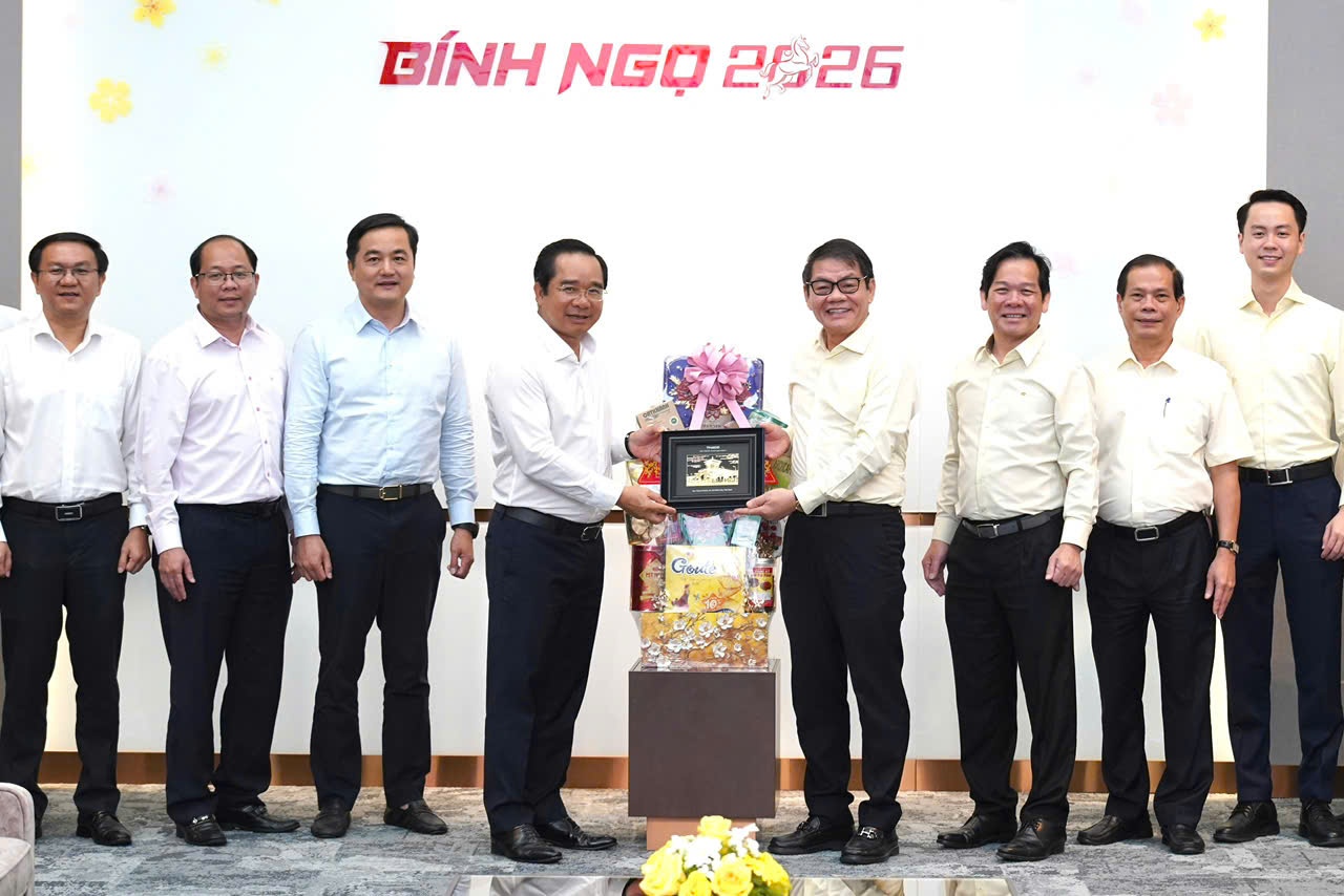 Lanh dao TP.HCM tham loat 'ong lon': Samsung, Intel, Thaco, Vietjet... hinh anh