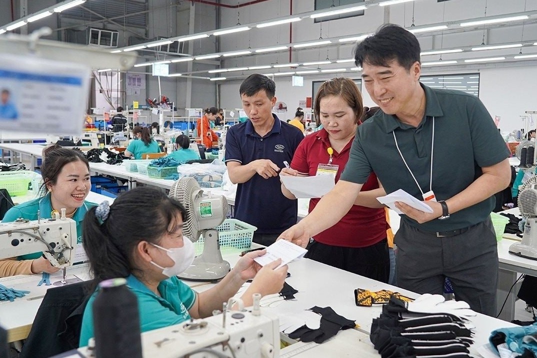 Cong ty may Ha Tinh chi hon nua ty ho tro tien xang cho cong nhan hinh anh