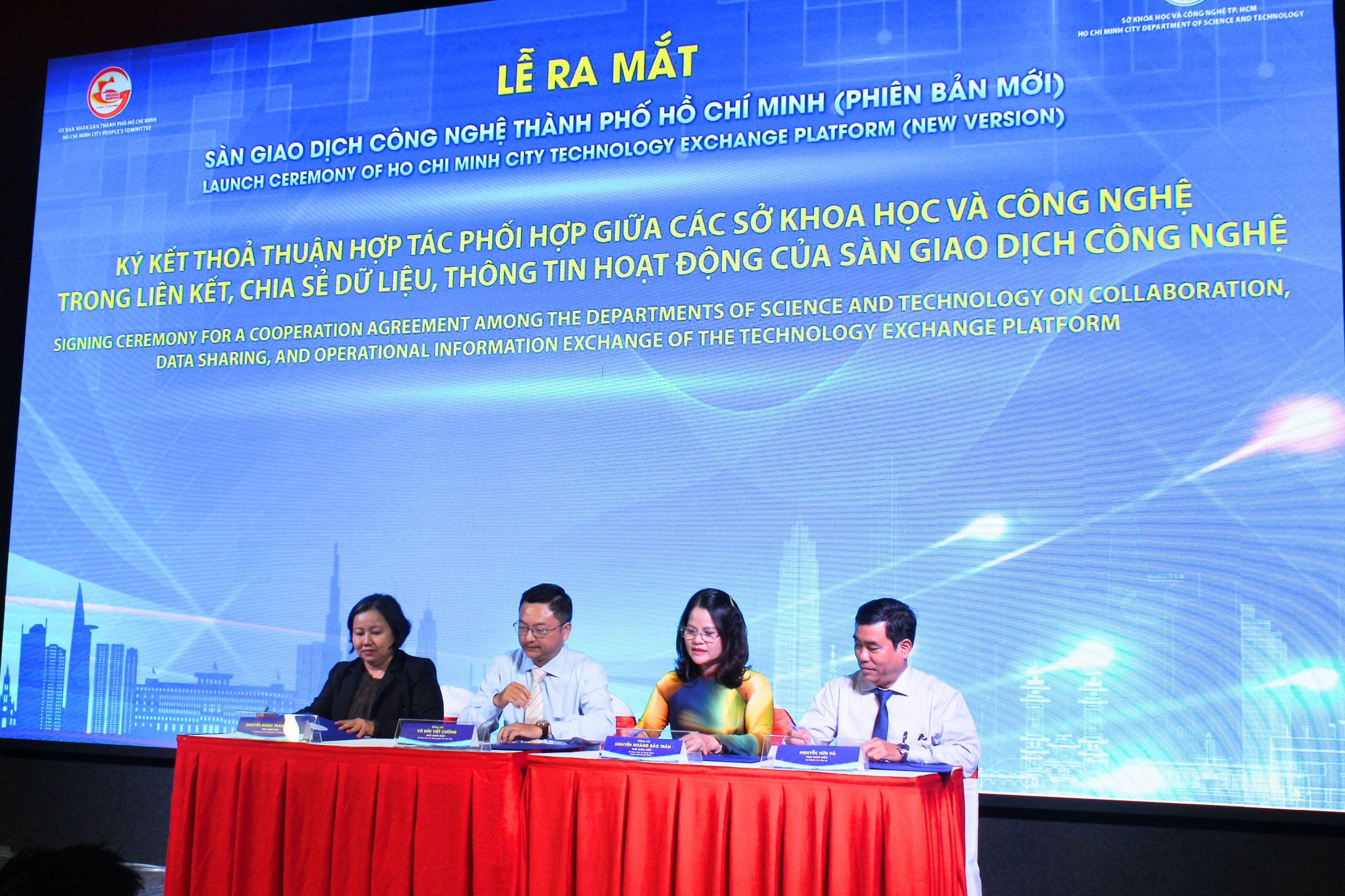 Ra mat San Giao dich Cong nghe TP.HCM phien ban moi hinh anh