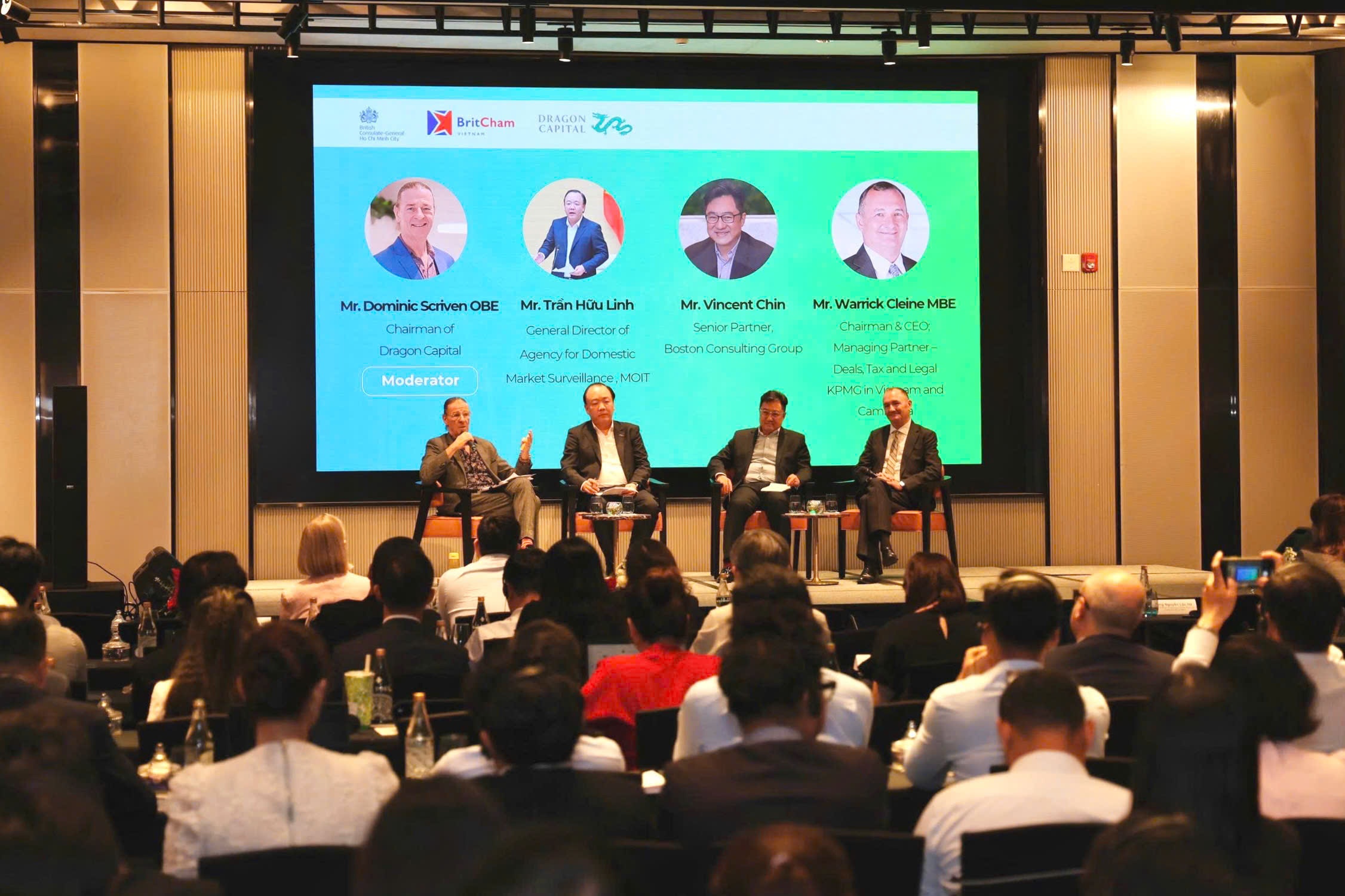 Trung tam Tai chinh anh 2