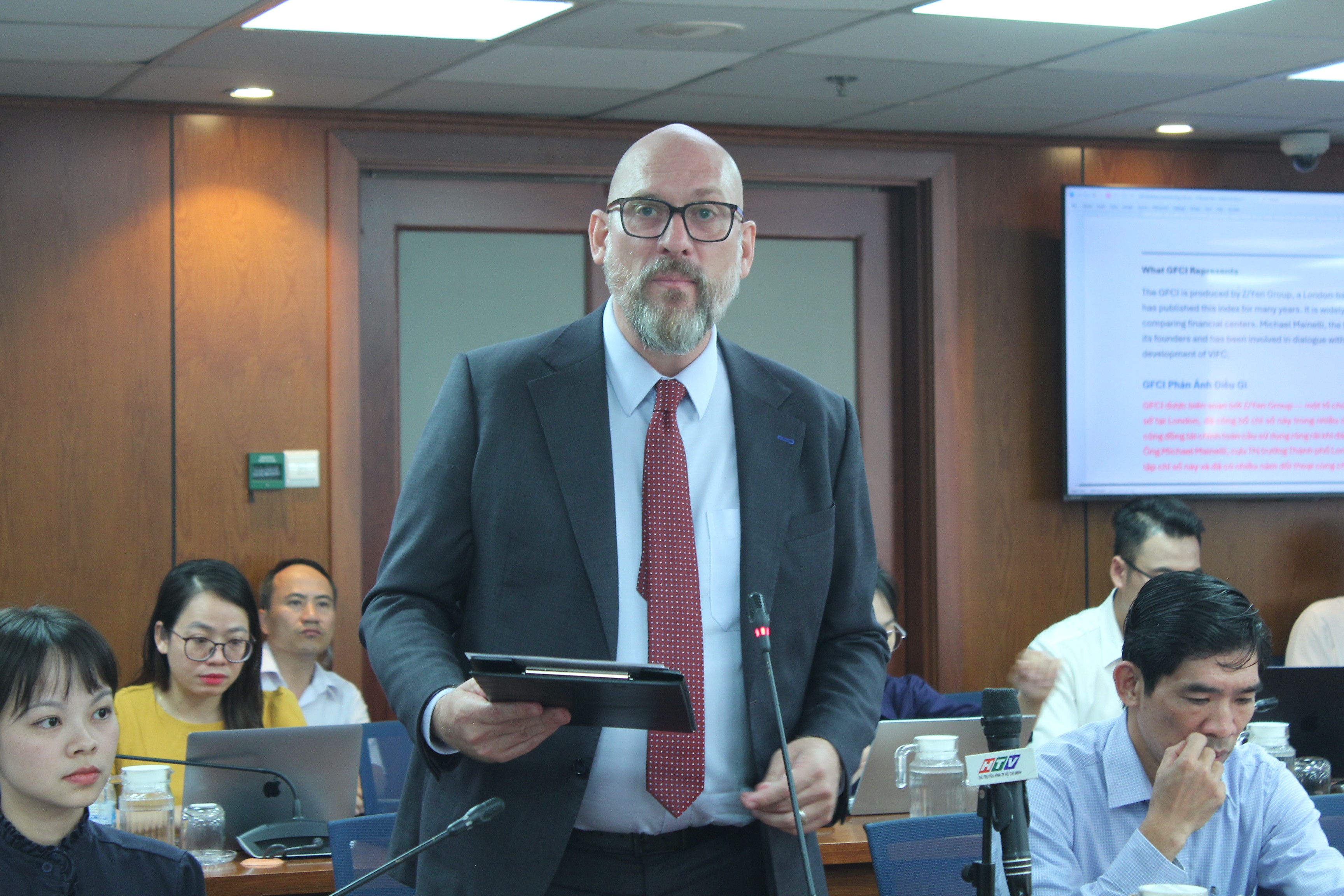 Trung tam tai chinh anh 1