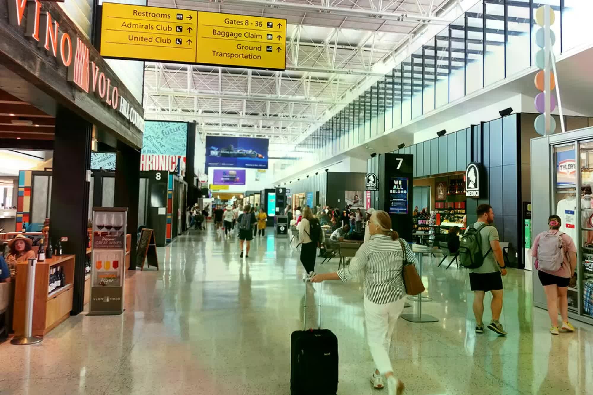 Gia ve may bay cang ngay cang dat hinh anh