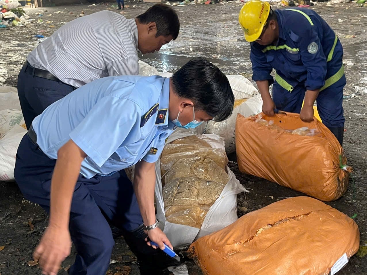 TP.HCM: Thu giu hon 41 tan thuc pham khong ro xuat xu hinh anh