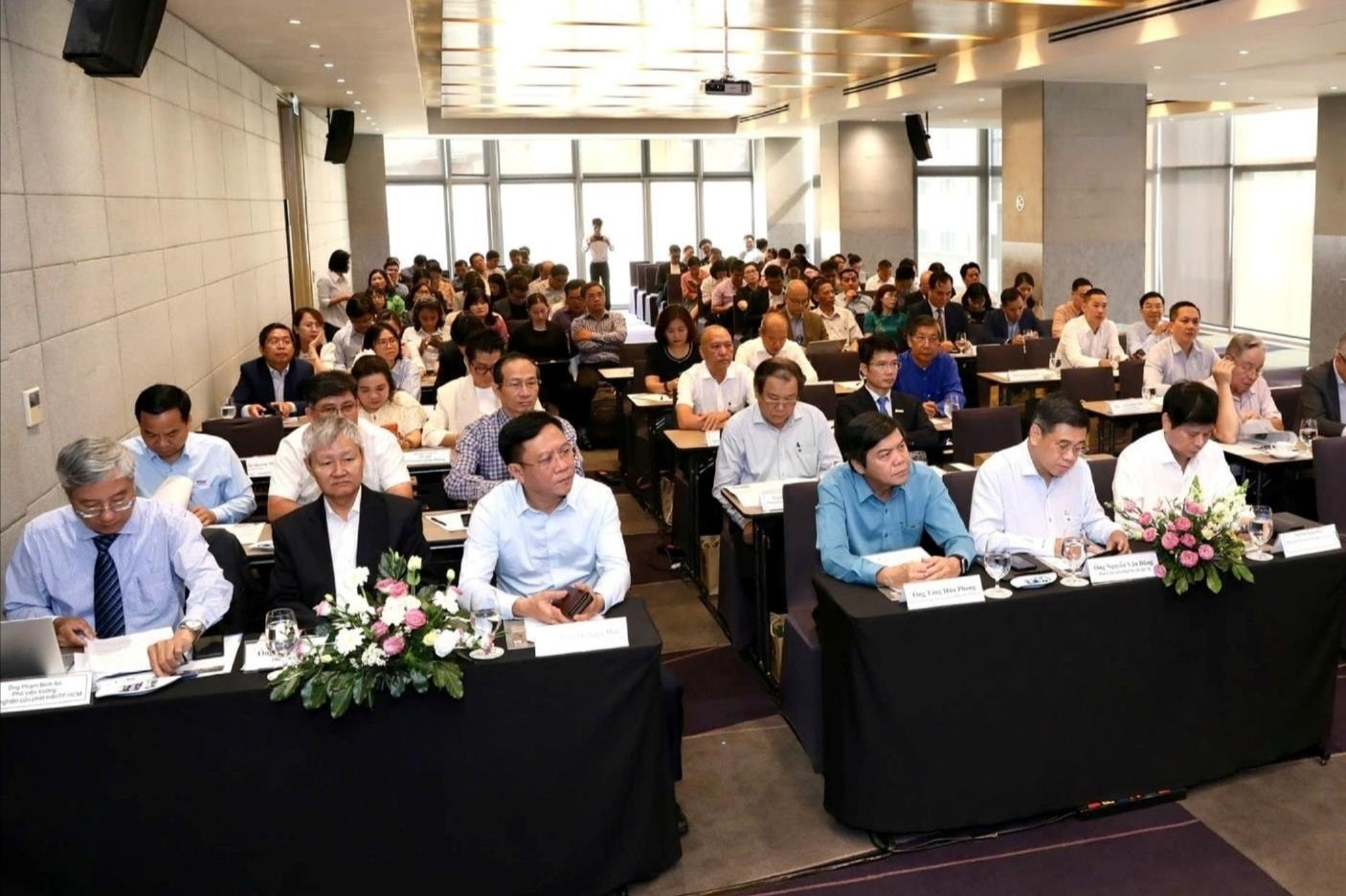 Kinh te cuoi tuan: Nang chat luong song, suc hap dan cua TP.HCM hinh anh