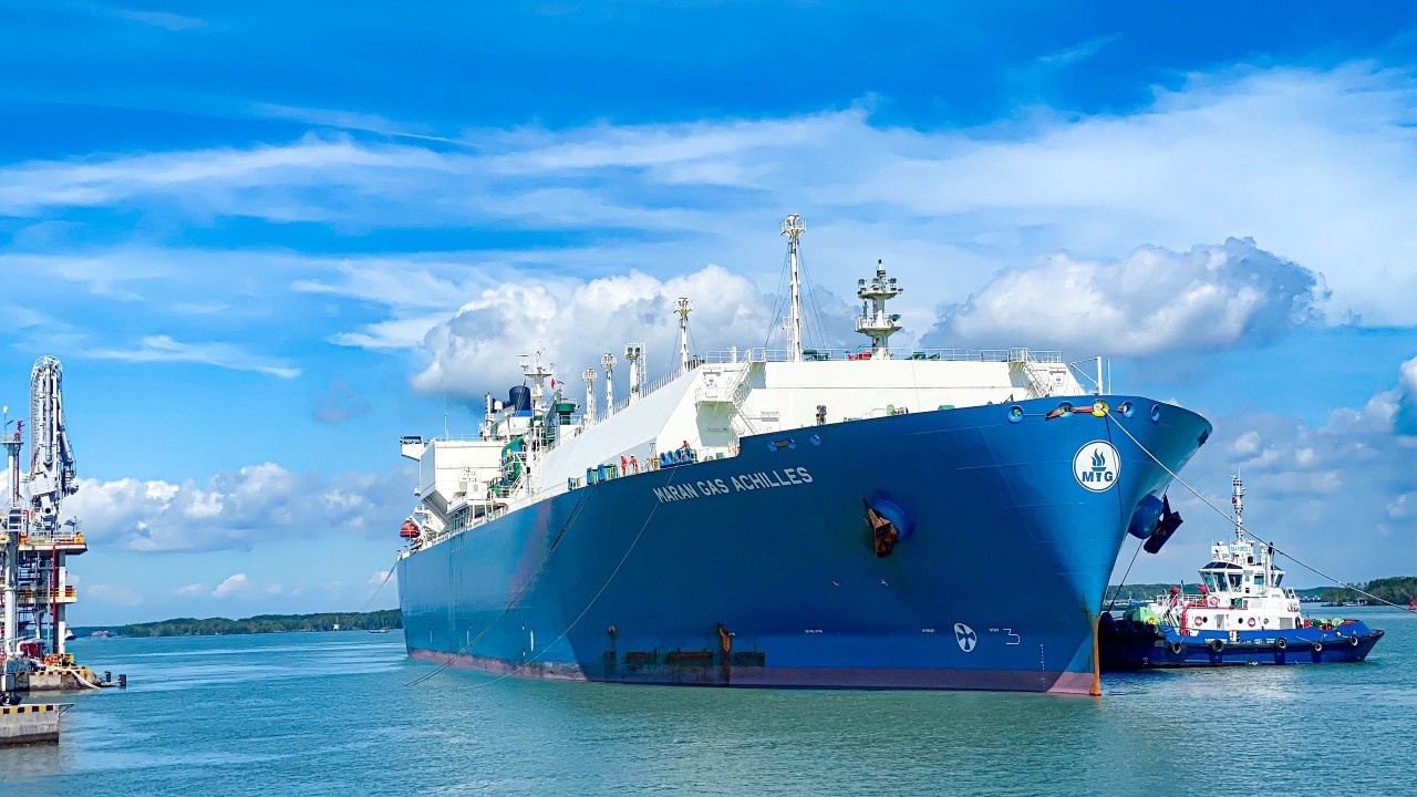 PV GAS ky hop dong mua LNG dinh han dau tien cho Viet Nam hinh anh