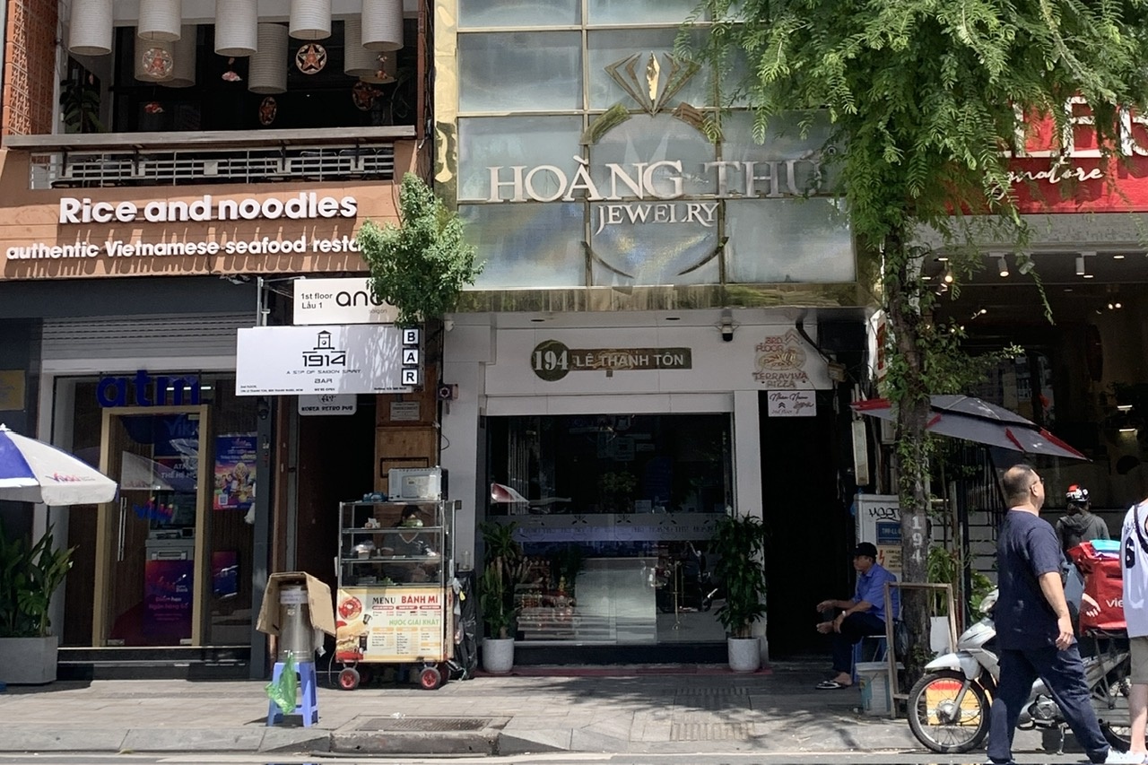 Nhiều cửa hàng kim cương ở TP.HCM mở cửa trở lại