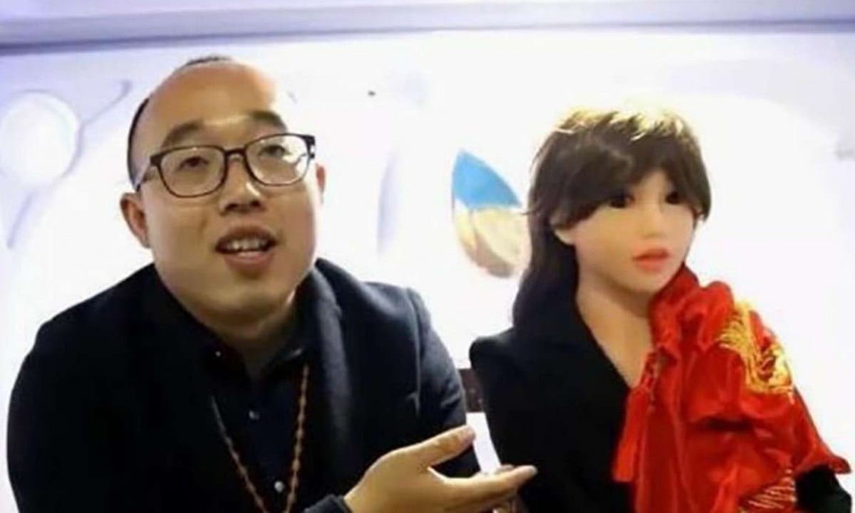 Chuyen chang trai cuoi robot lam vo hinh anh