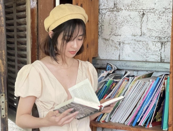 Gioi tre chon sach cho ki nghi Tet hinh anh