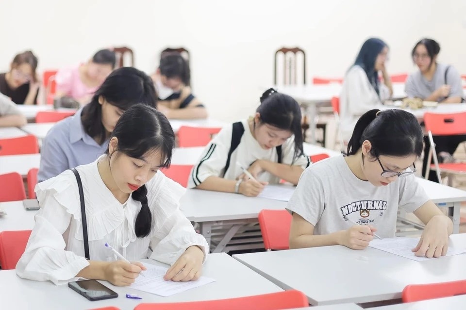 Cuoc song soi dong cua sinh vien nganh xuat ban hinh anh