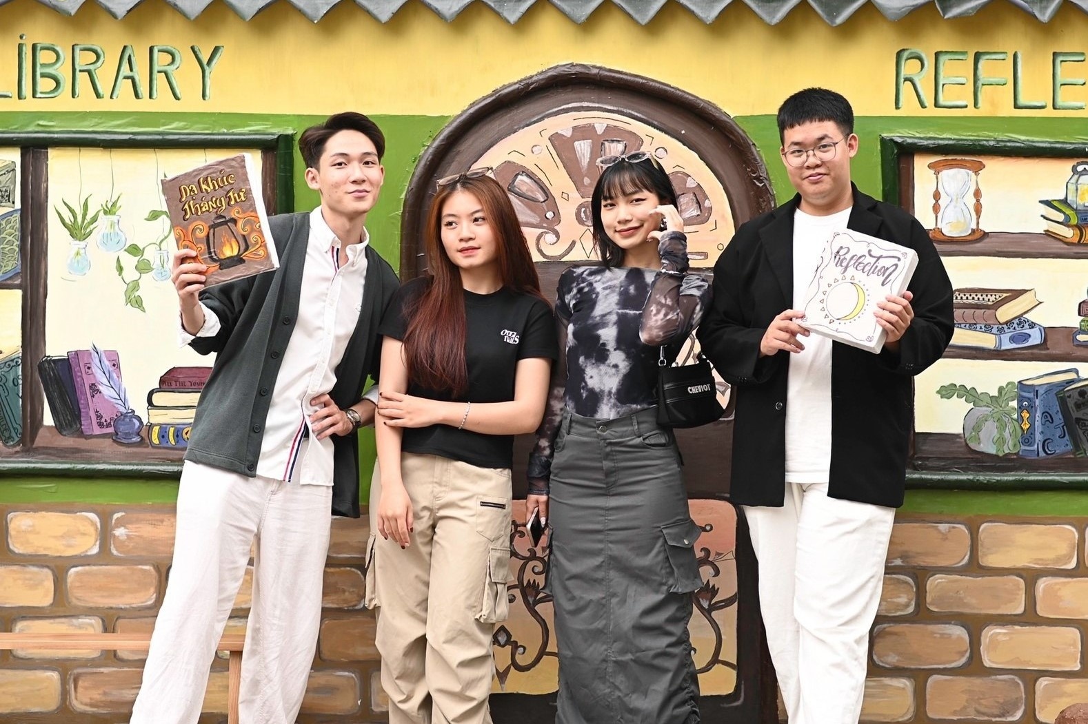 Sinh vien to chuc hoi sach huong ung Ngay Sach va Van hoa doc hinh anh