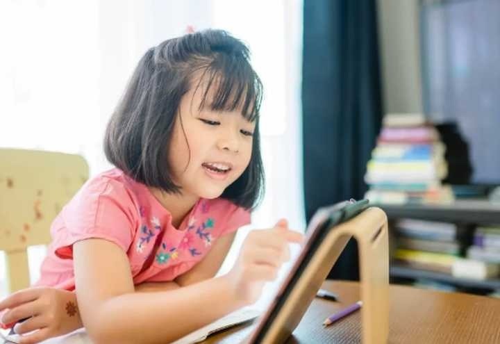 Coi bo ap luc thanh tich de dong hanh cung con hinh anh