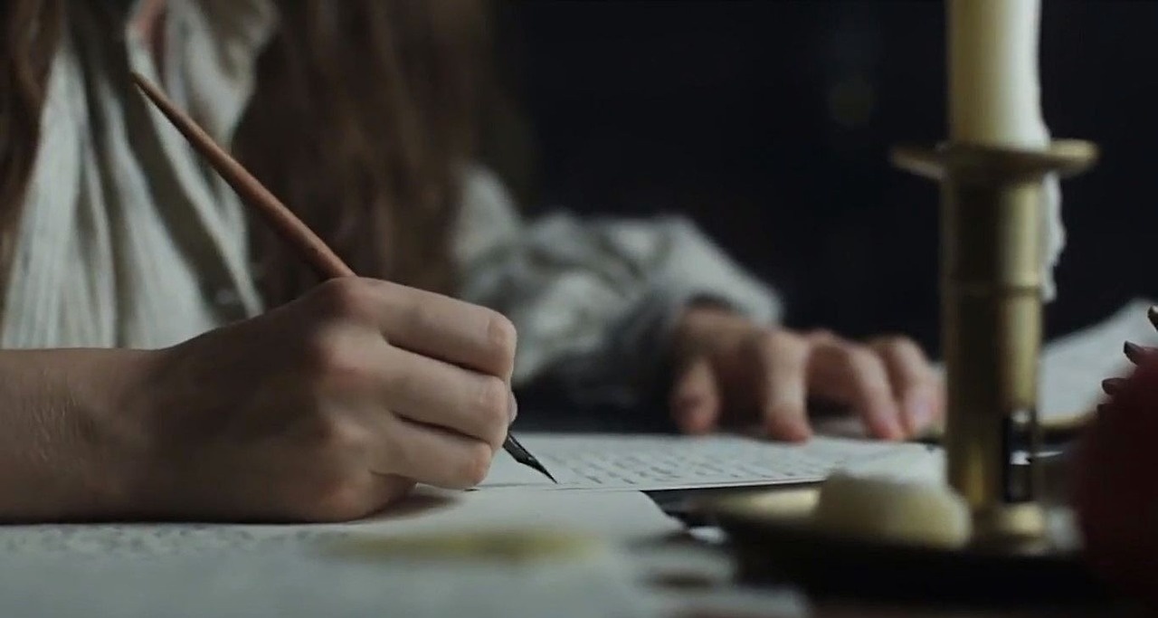 Viet la thu doi song bay vut tren doi canh sang tao hinh anh