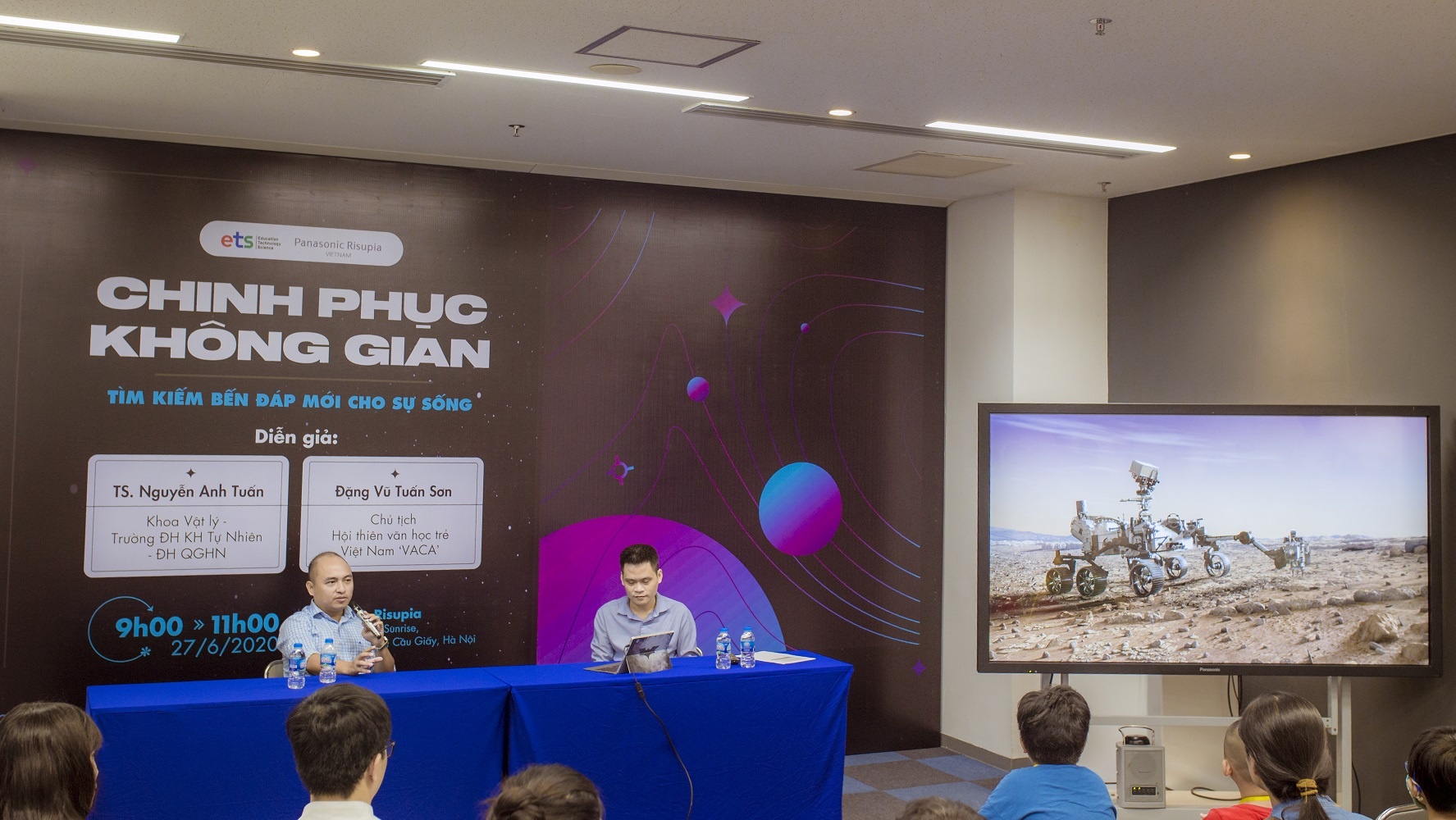 Con nguoi chinh phuc khong gian anh 1