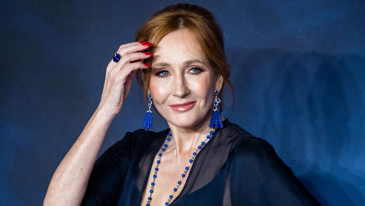 J.K. Rowling lai gay tranh cai vi nhan vat trong cuon sach moi hinh anh