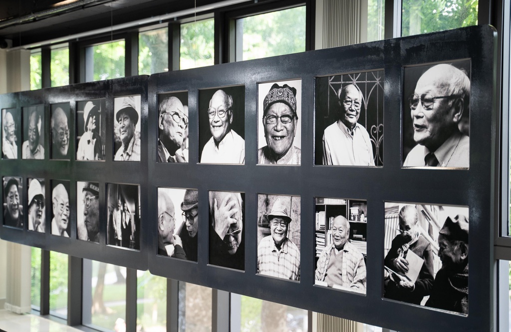 To Hoai tung hoan thanh tieu thuyet o mot ngoi chua hinh anh