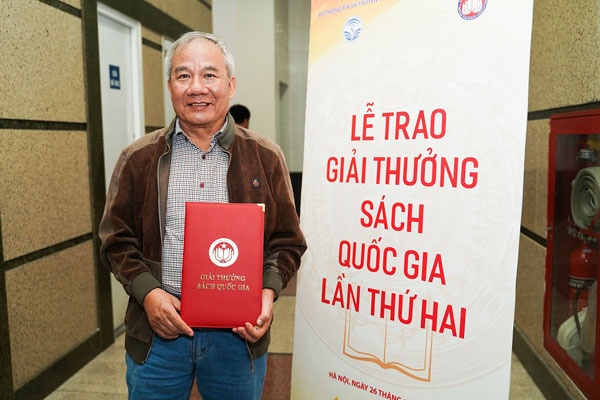 Ky niem 100 nam ngay sinh nha van To Hoai anh 5