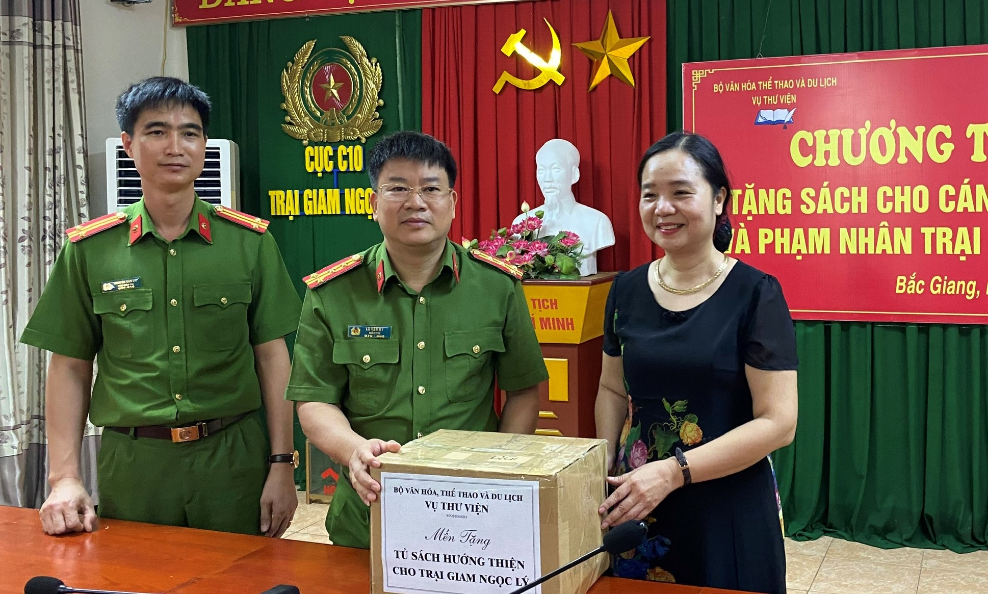 Tang sach cho trai giam Ngoc Ly hinh anh