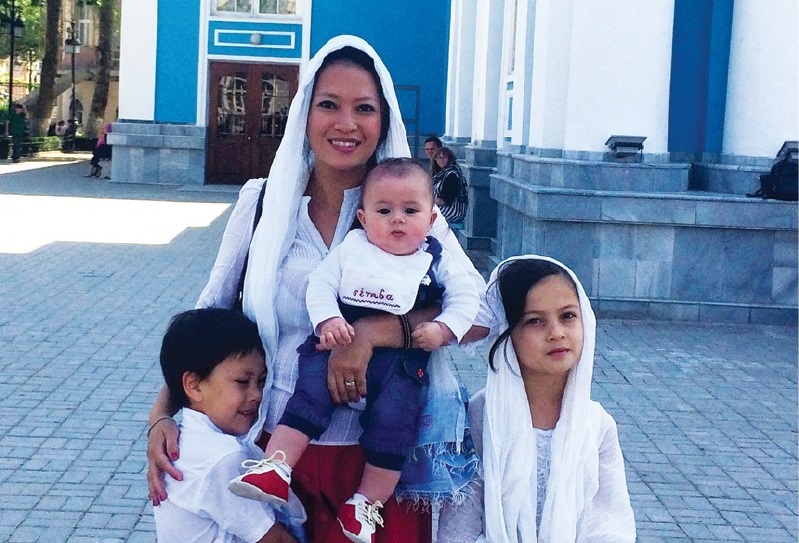 Chuyen cua gia dinh song o nhieu quoc gia hinh anh