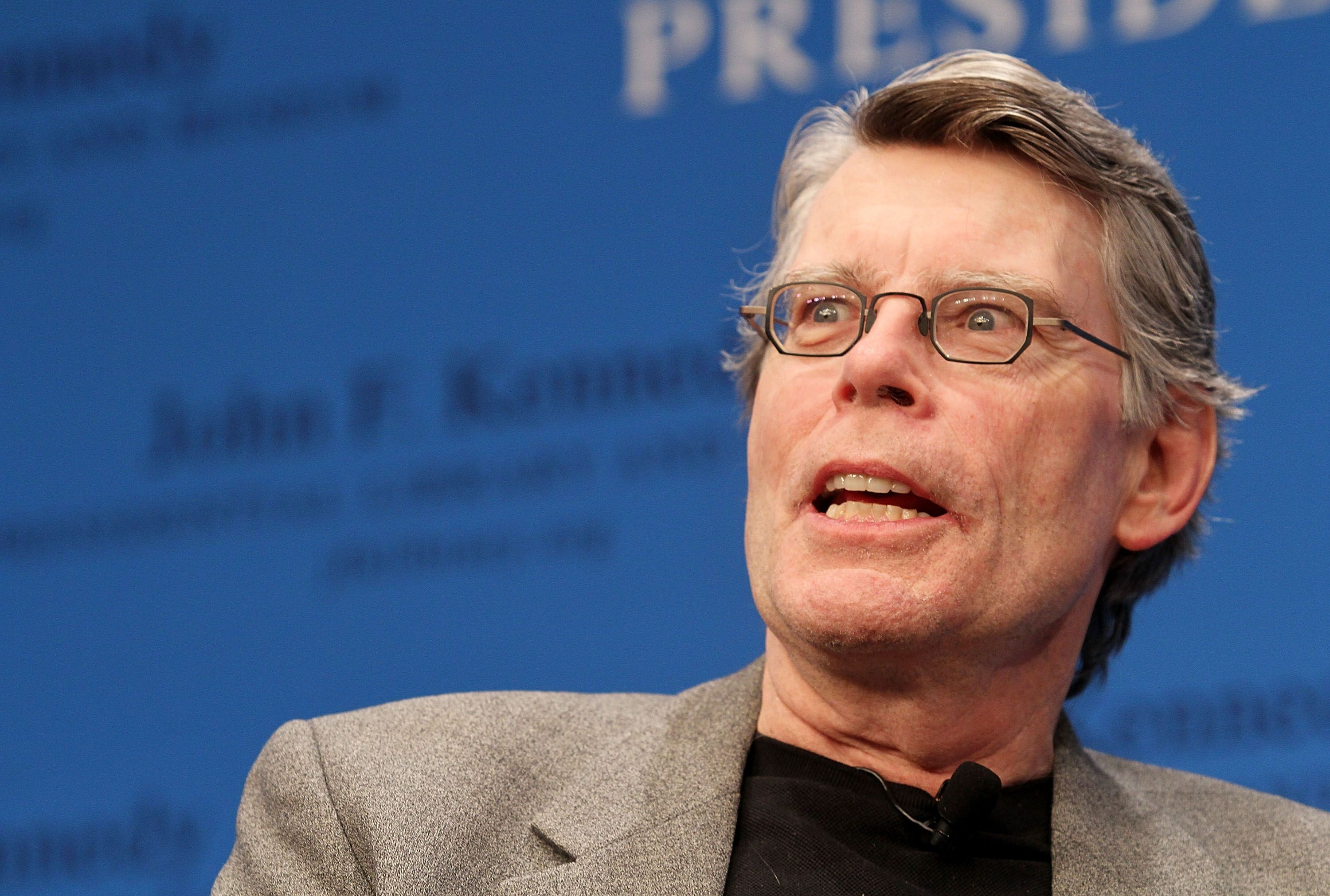 Cac nha van viet truyen kinh di co so chinh cuon sach cua minh? hinh anh