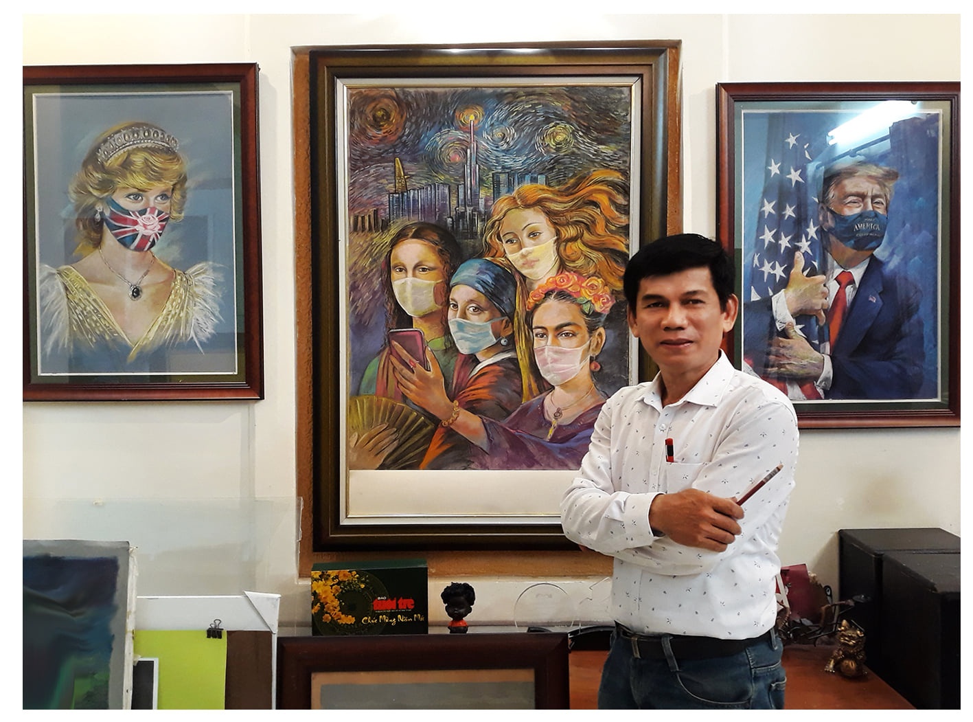 Hoa si ve tranh nguoi noi tieng deo khau trang trong mua dich benh hinh anh