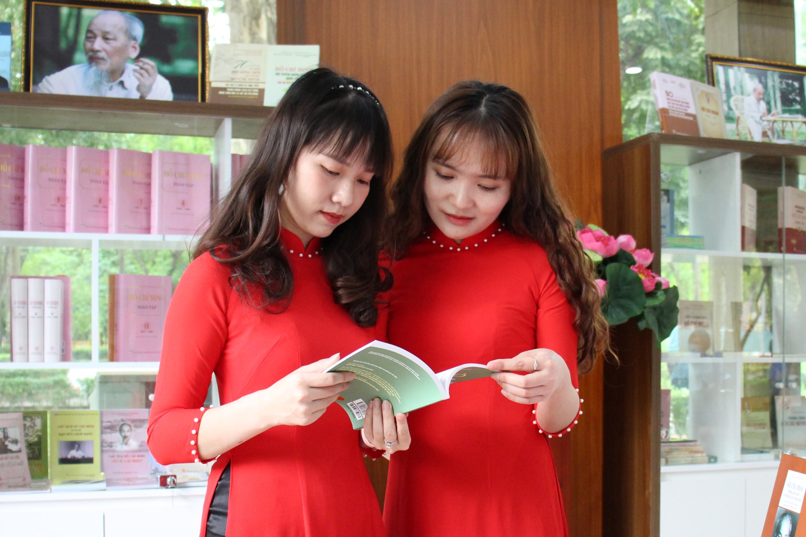 Khai truong phong trung bay sach ve Chu tich Ho Chi Minh hinh anh