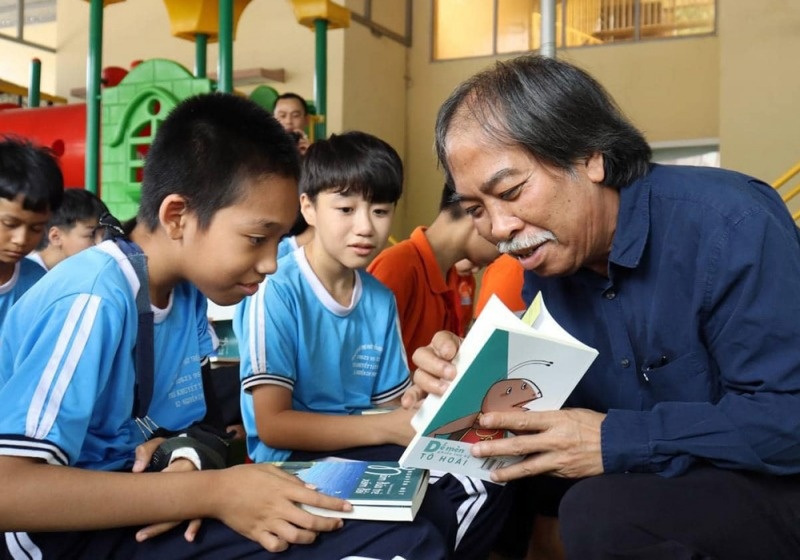 Kien tao mua doc sach hinh anh