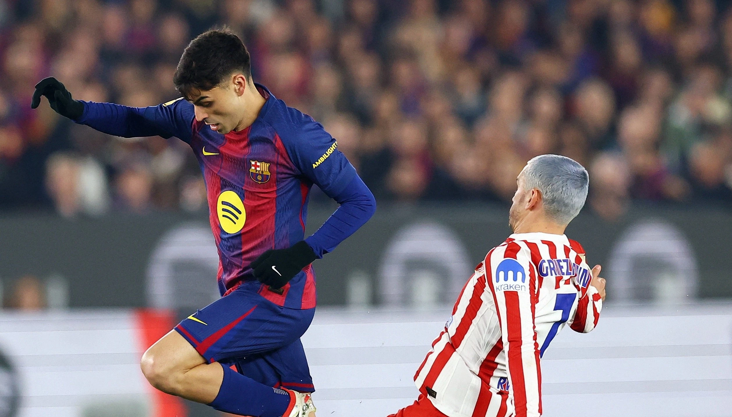 Hanh dong gay chu y cua Pedri hinh anh