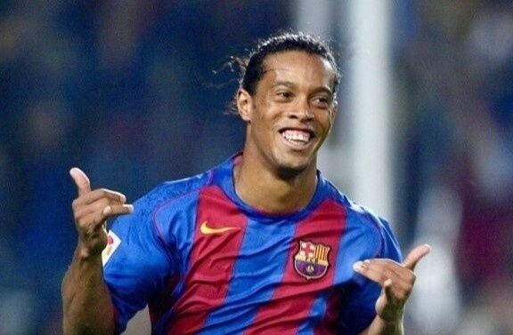 Nu cuoi Ronaldinho va nguoi me lam nen huyen thoai hinh anh