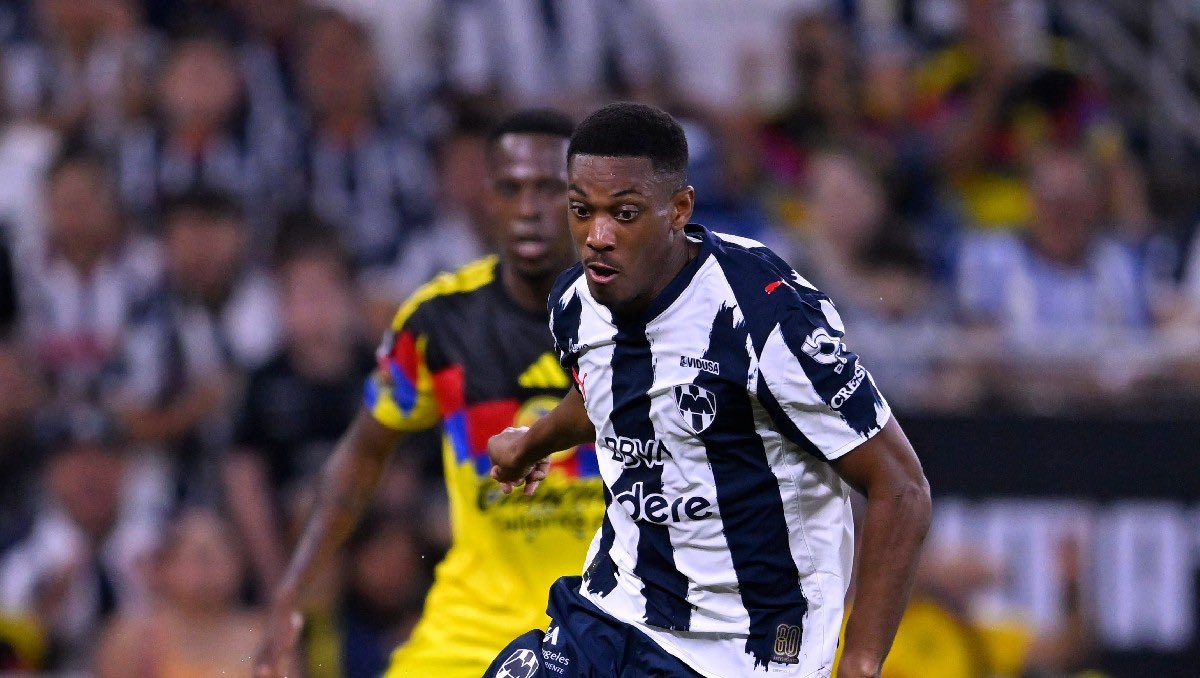 Martial gay bao noi bo, bi loai khoi doi hinh anh