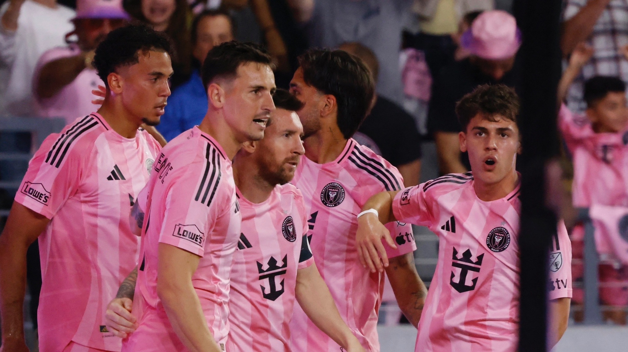 Messi ghi ban ra mat san van dong moi hinh anh