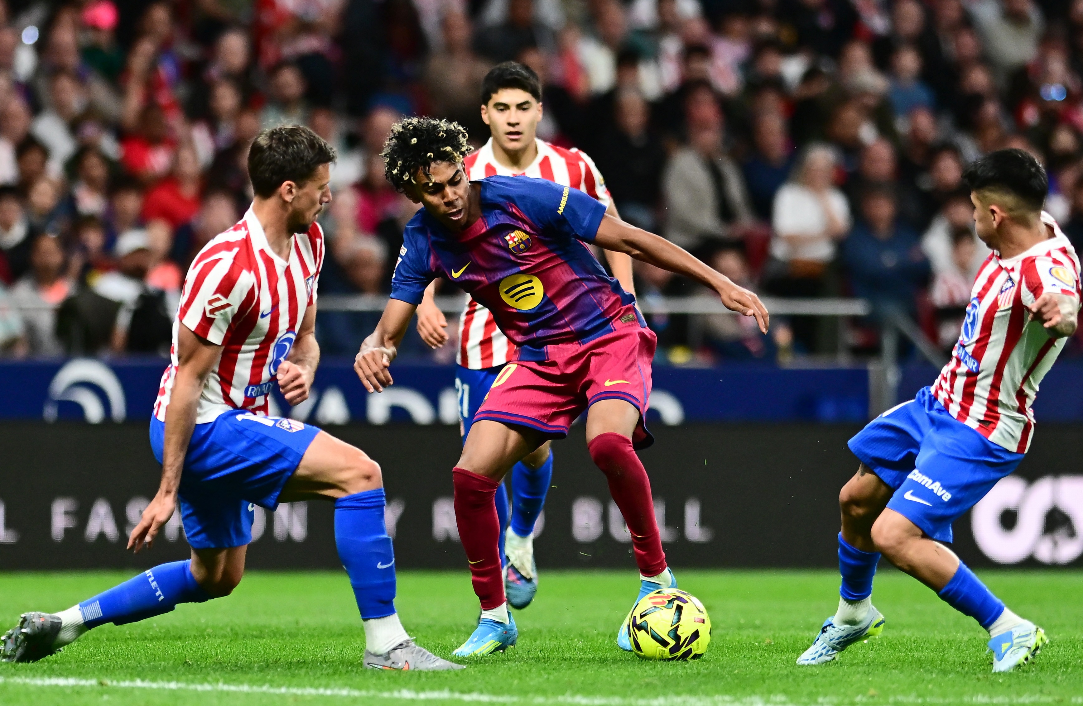 Khac biet giua Barcelona va Atletico Madrid hinh anh
