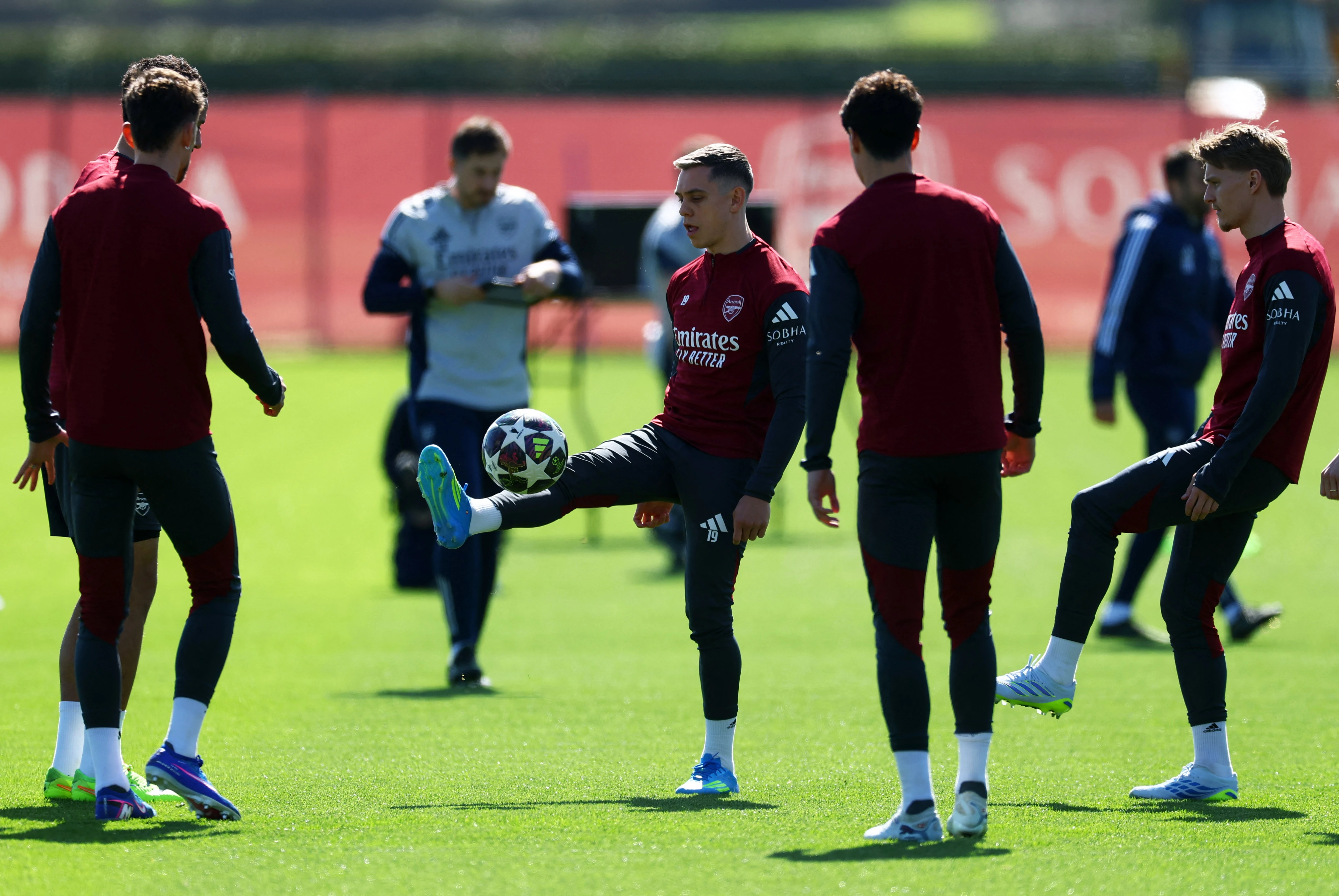 Arteta gay tranh cai voi giao an 'but va bong' hinh anh