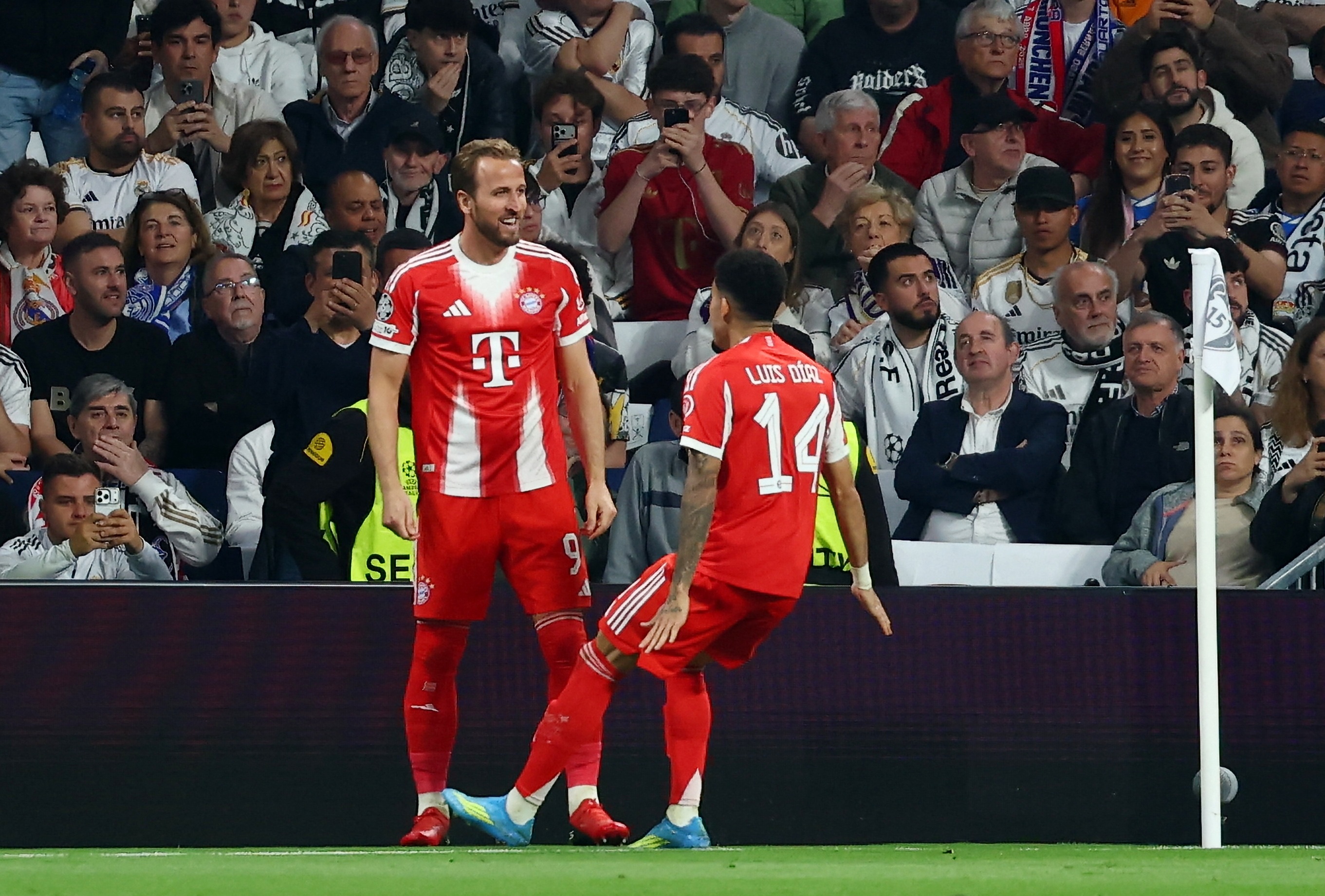 Bayern khai hoan, Real Madrid lo gioi han hinh anh