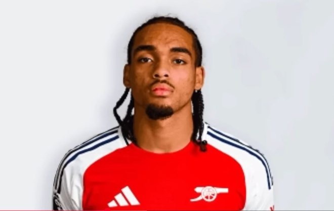 Malaysia tim 'vien binh' tu lo Arsenal sau cu nga truoc Viet Nam hinh anh