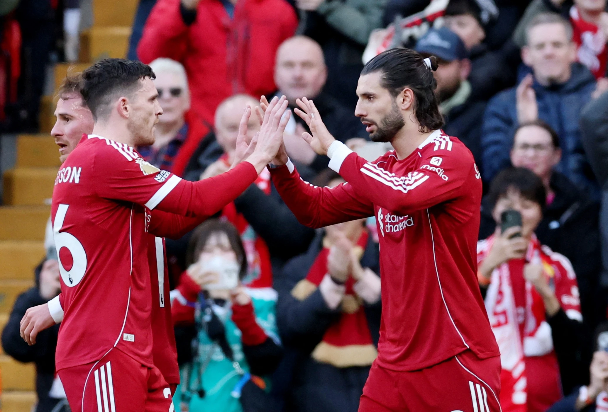 Ben do  moi cua Andy Robertson hinh anh