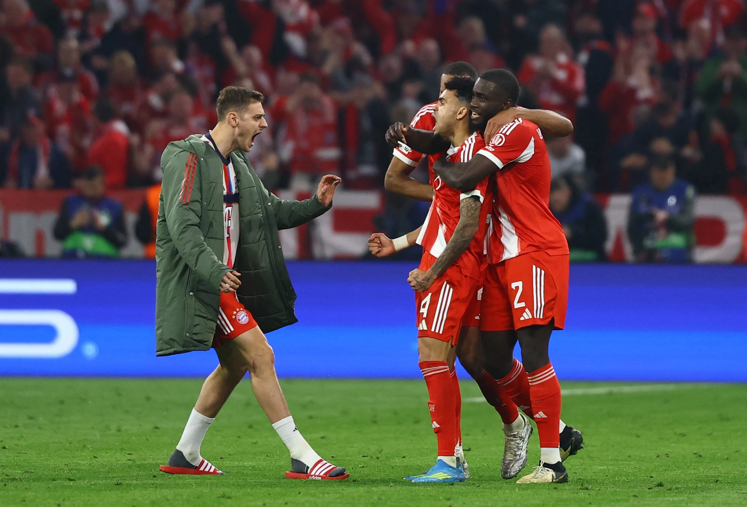 Bayern ca khuc khai hoan, Real Madrid co quyen ngang cao dau hinh anh