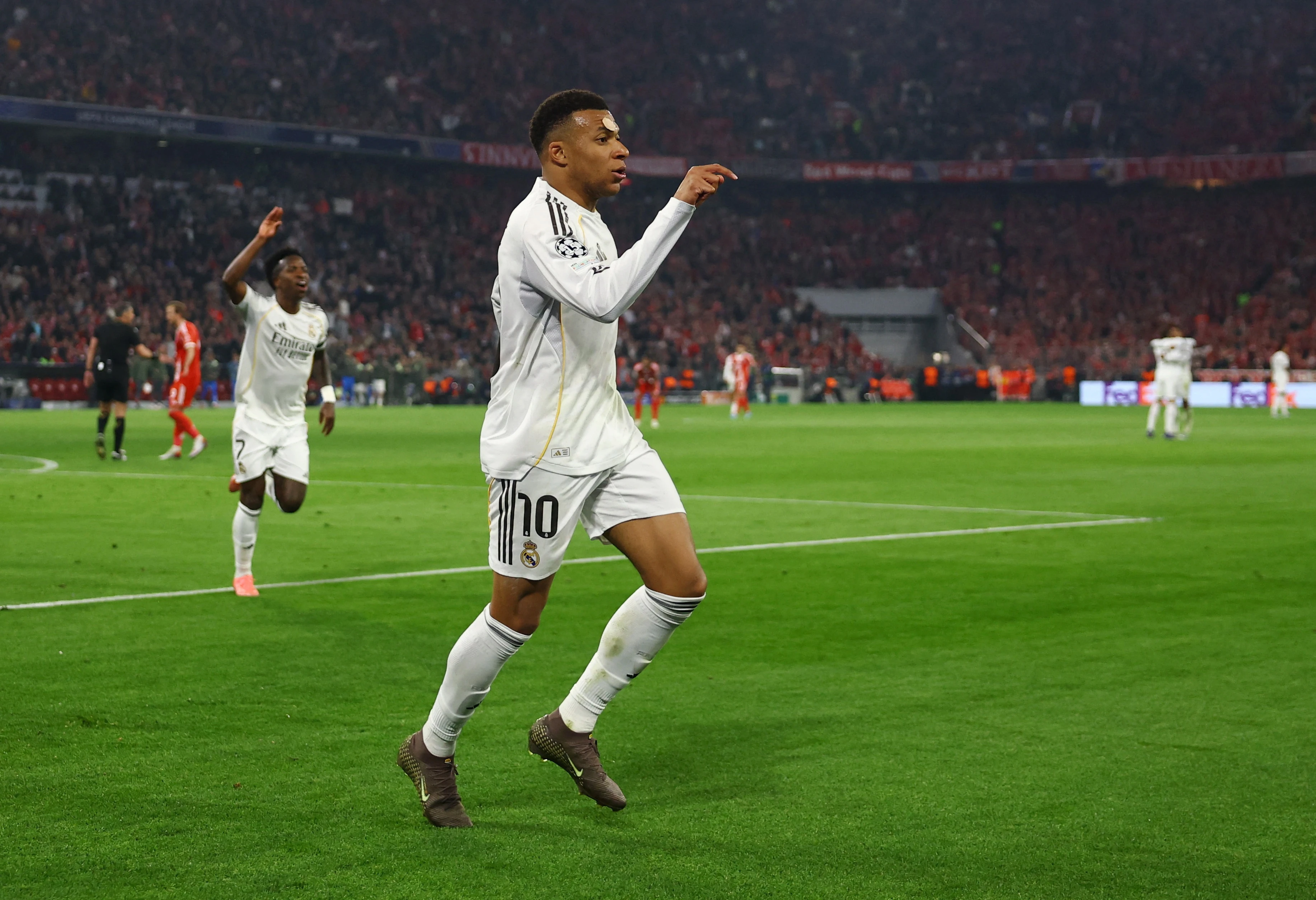 Mbappe len tieng sau cu soc bi loai khoi Champions League hinh anh