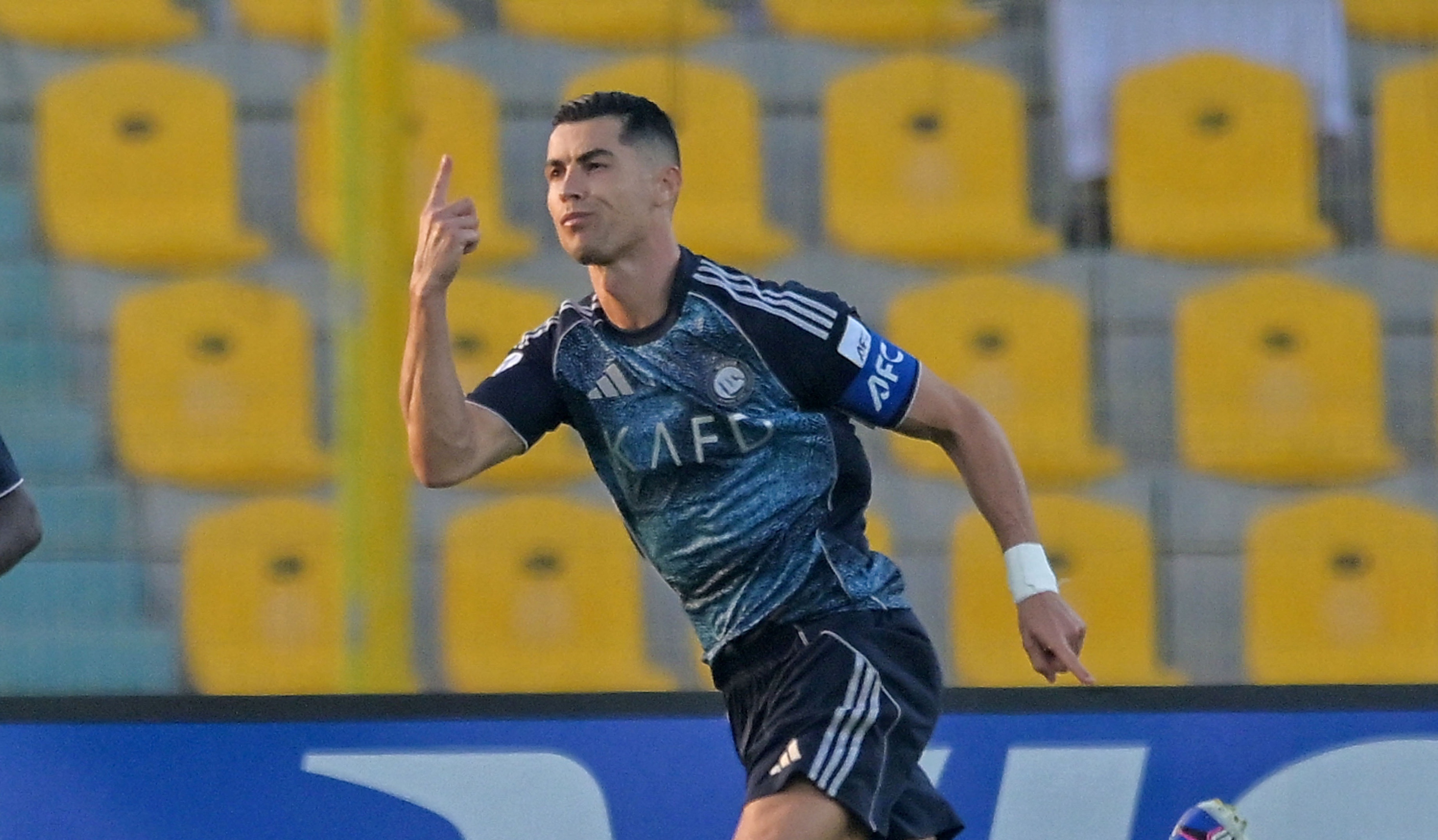 Ronaldo ghi ban thu 969 hinh anh