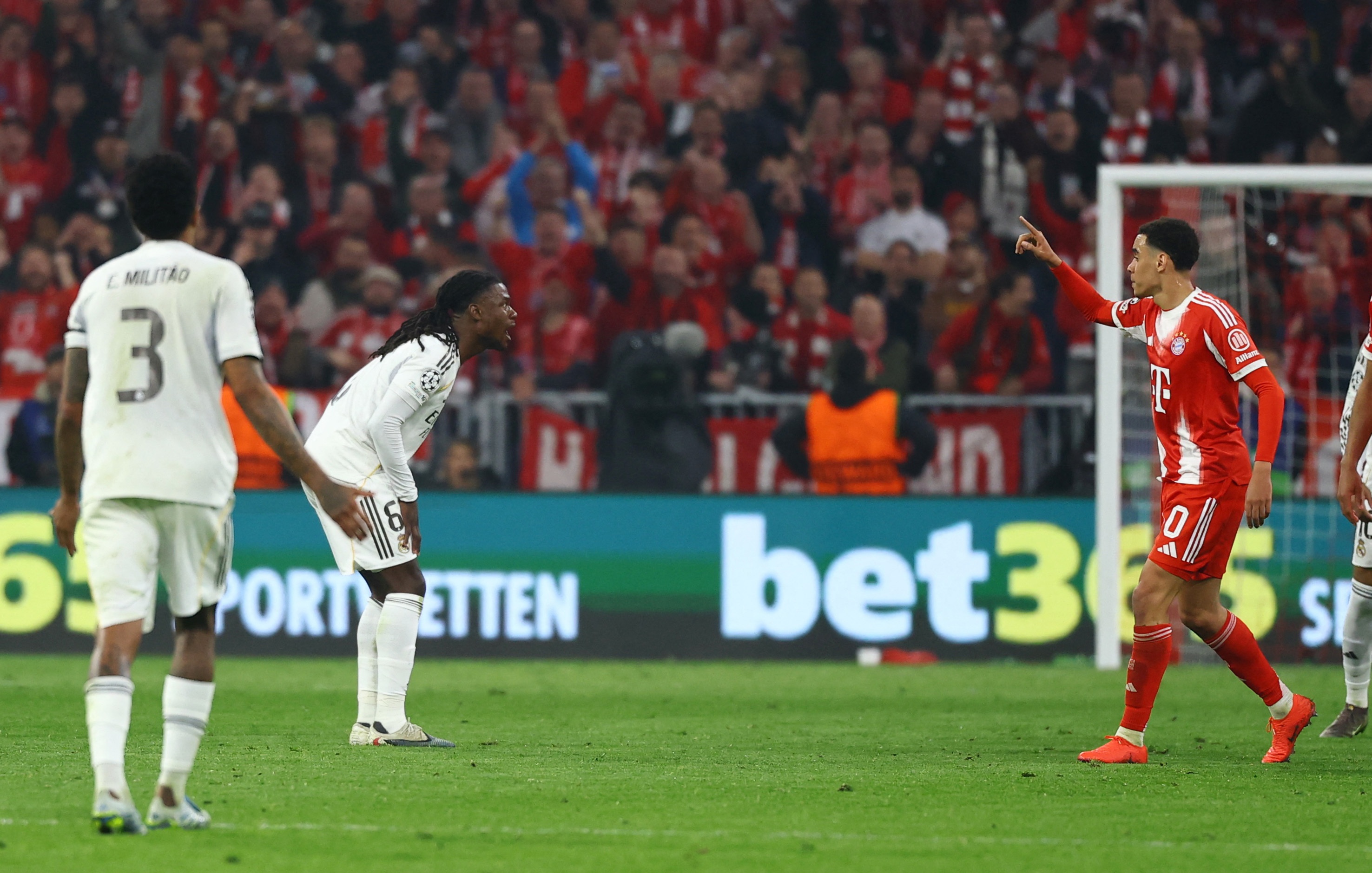 Khoanh khac Camavinga xin loi nguoi ham mo Real Madrid hinh anh