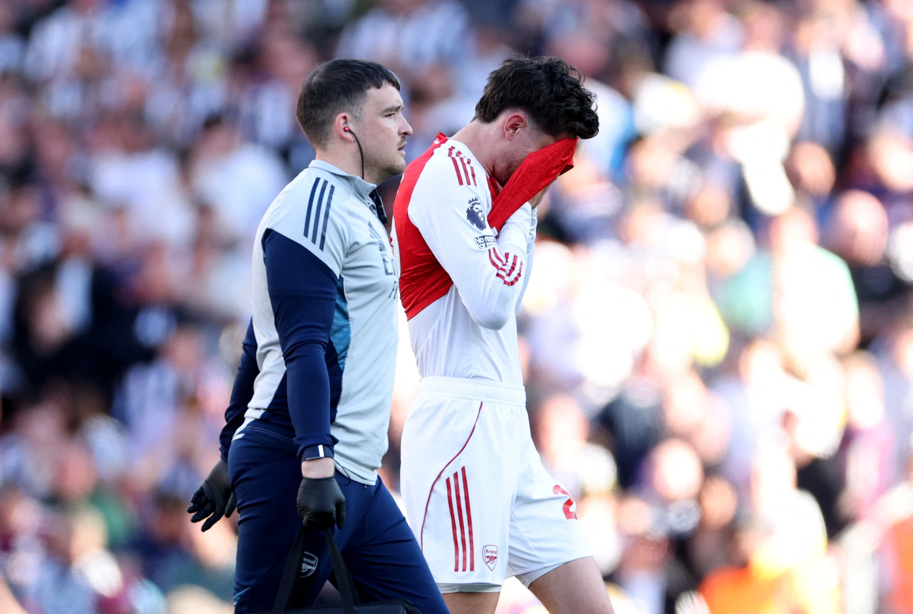 Arsenal tra gia dat sau chien thang truoc Newcastle hinh anh