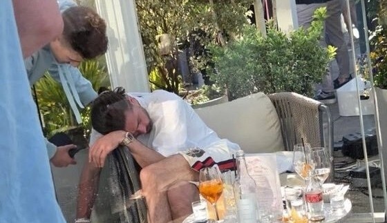 Grealish ngu guc o quan bar hinh anh