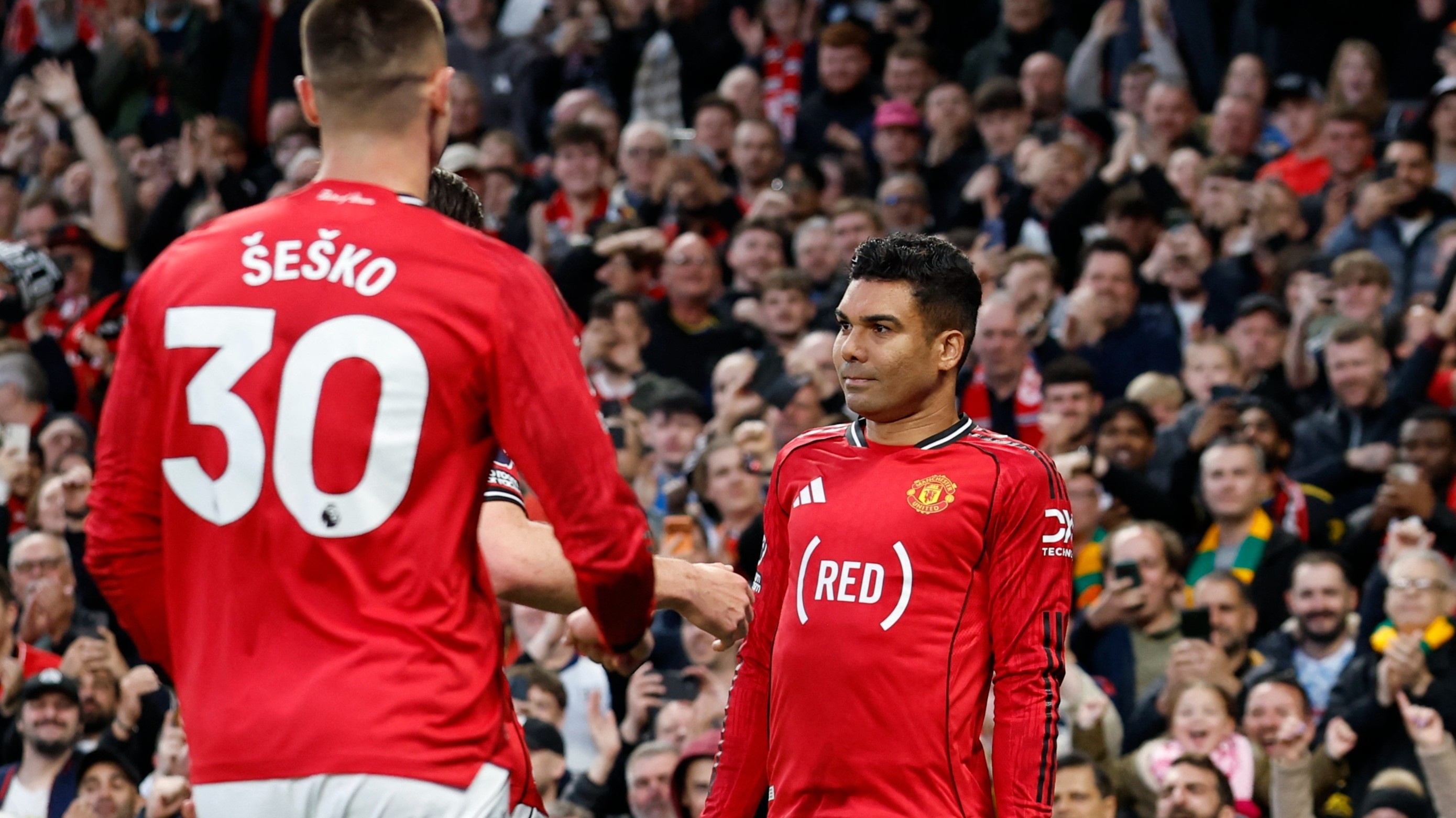 CDV Manchester United bay to tinh cam danh cho Casemiro hinh anh